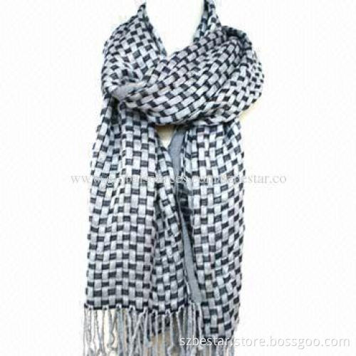Checkered scarf for fall/winter wearing, made of viscose/wool blend, yarn dyed